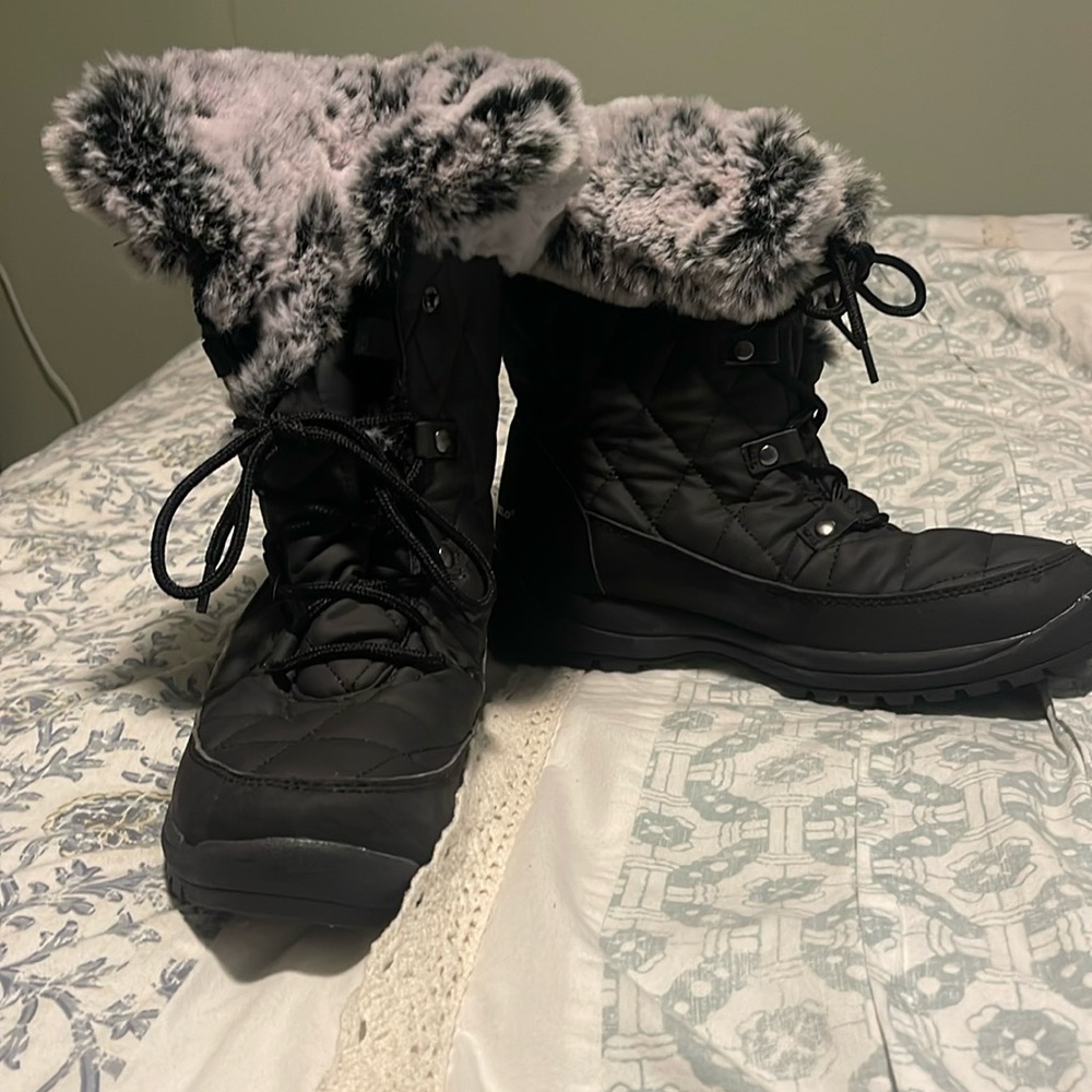 Fur linedArctic shield women’s boots size 8